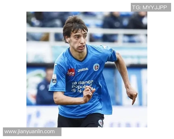 足球明星为何身材瘦弱背后的秘密与训练生活的关系分析