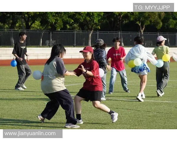 足球明星挑战气球游戏趣味瞬间精彩集锦