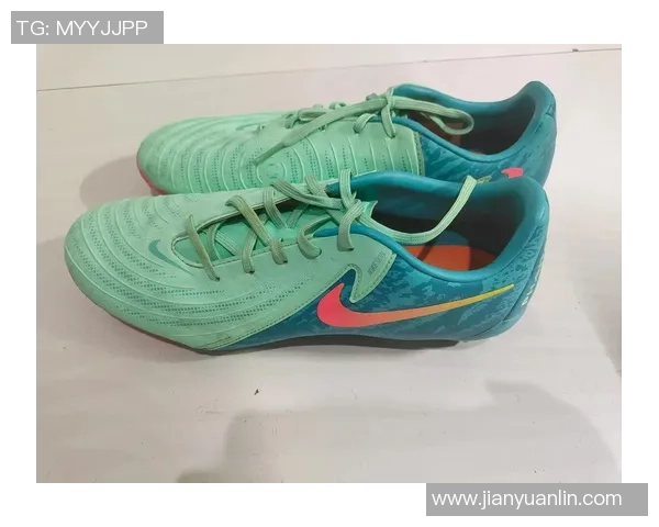 足球装备选购指南：如何选择适合你的最佳球鞋推荐与技巧