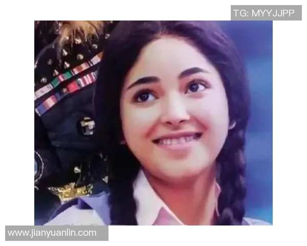 陪伴足球明星的神秘女生究竟是谁她的故事引发了怎样的关注与讨论